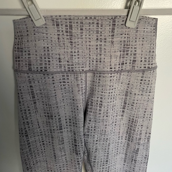 Lululemon cropped leggings in grey pattern, size 6 - Picture 2 of 7